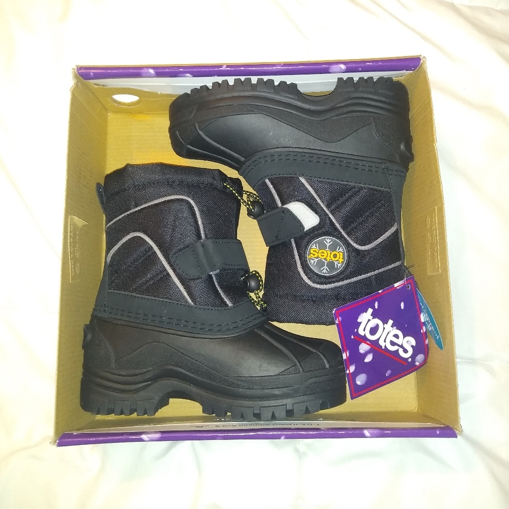Nwt Toddlers snow boots